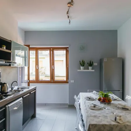 アパート Sorrento City Apartment ソレント